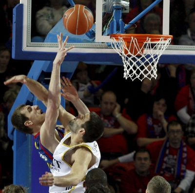 Fran Vázquez y Felipe Reyes luchan por un rebote en la final del año pasado.