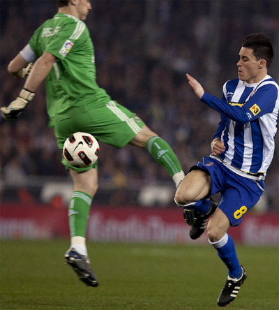 Casillas realiza la falta que le ha costado la expulsión