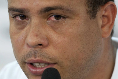 Ronaldo, emocionado ayer al confirmar su despedida del fútbol.