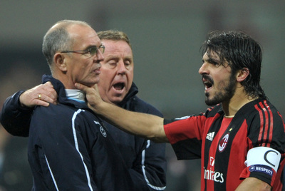 El centrocampista del Milan, Gennaro Gattuso, pone una mano en la cara del segundo entrenador del Tottenham.