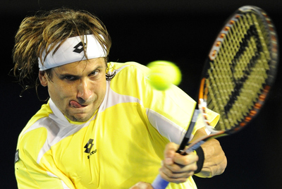 El español David Ferrer devuelve la bola a Rafael Nadal, durante el partido de cuartos de final del torneo Abierto de Australia de tenis, disputado en Melbourne. Ferrer se impuso por 6- 4, 6- 2 y 6- 3.