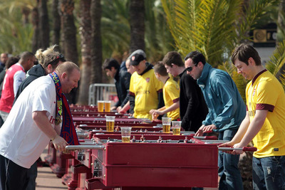 Aficionados del Arsenal en la 'fan zone' montada por el Ayuntamiento de Barcelona en el Paseo Marítimo.