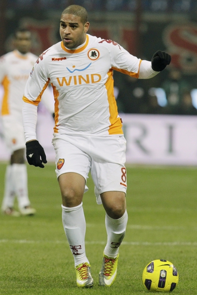 El delantero brasileño Adriano con la camiseta del Roma.