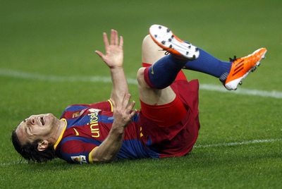 Messi se duele de la rodilla al final de la primera parte.