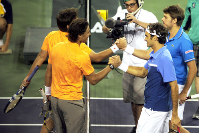 Nadal y Federer se saludan tras su enfrentamiento de dobles.