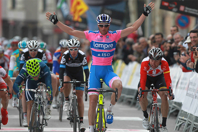 Petacchi entra vencedor en la línea de meta de Banyoles.