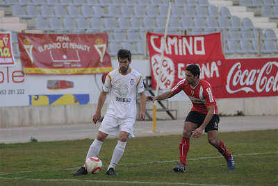 Un jugador del Jaén trata de jugar la pelota en una partido de esta temporada