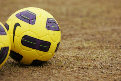 Detalle del estado del césped del estadio de Kaunas.