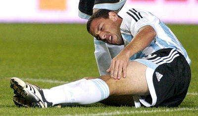 El argentino Maxi Rodríguez, cuando se lesionó la rodilla durante el partido amistoso que enfrentó a las selecciones de Argentina y España el 11 de octubre de 2006 en el estadio Nueva Condomina de Murcia.