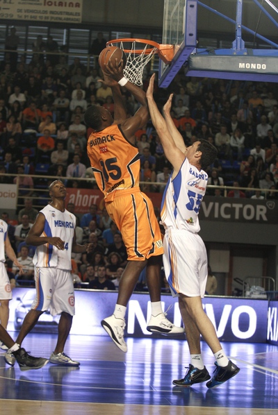 Bismack Biyombo lanza a canasta durante el partido ante el Menorca.