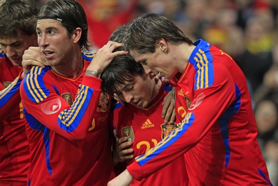 Silva, Ramos y Torres celebran un gol de la selección española de fútbol.