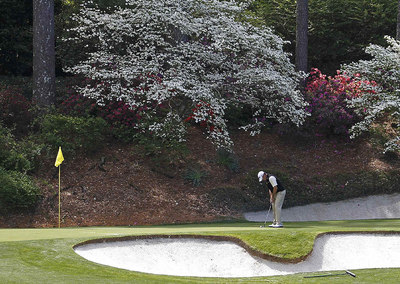El inglés Lee Weestwood durante su vuelta de prácticas, pateando en el green del mítico hoyo 12.