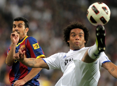 Pedro y Marcelo luchan por un balón durante el clásico de la 32ª jornada.
