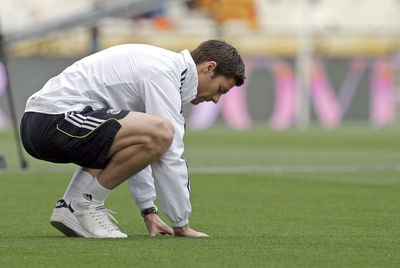 Xabi Alonso comprueba el estado del césped de Mestalla una hora antes del comienzo de la final.