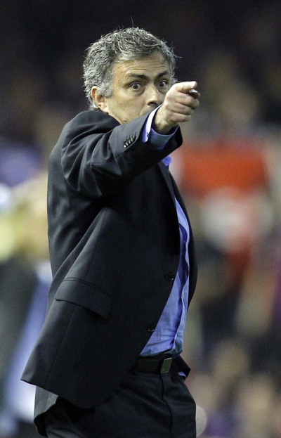 Mourinho da instrucciones durante la final.