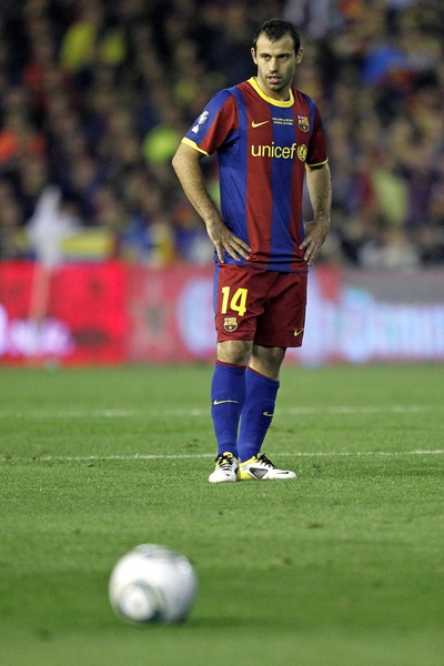 Mascherano antes de lanzar una falta.