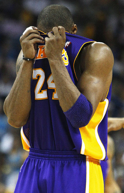 Kobe Bryant se lamenta tras fallar un punto