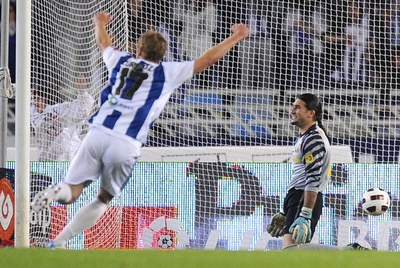 Zurutuza celebra uno de los goles de la Real Sociedad.