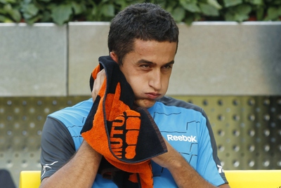 Nicolás Almagro descansa durante su partido.