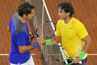 Rafael Nadal y Roger Federer se saludan tras el partido de semifinales del Open de Madrid.