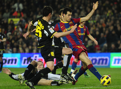 El centrocampista del Barcelona Sergio Busquets disputa un balón ante la presión del defensa Del Horno, del Levante, en el choque de ida entre el club azulgrana y el equipo valenciano.
