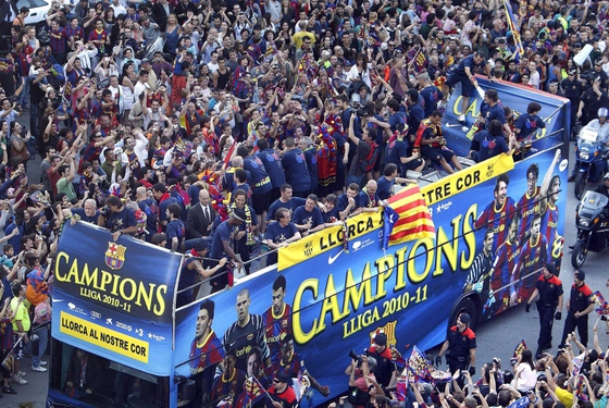 El autobús del Barça con el cartel en homenaje a Lorca.
