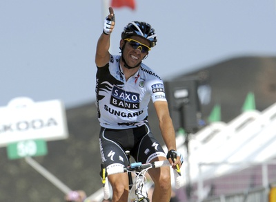 Alberto Contador celebra su victoria en la cima del Etna.