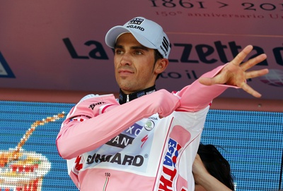 Alberto contador se enfunda la 'maglia' rosa.