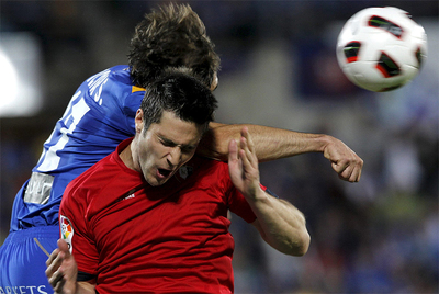 Víctor Sánchez gana el duelo aéreo a Kike Sola.