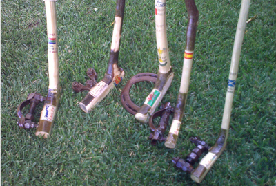 Palos hechos de madera de olivo de un aficionado en Málaga.