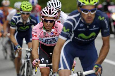 Alberto Contador, entre dos ciclistas del equipo Movistar durante la decimoquinta etapa del Giro.