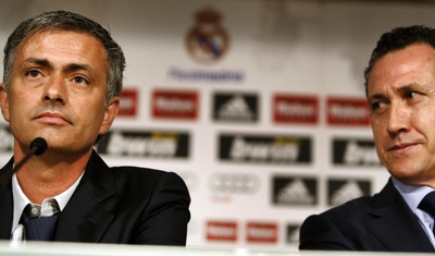 José Mourinho y Jorge Valdano durante la presentación del portugués como técnico madridista.