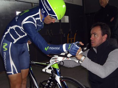 Jon Iriberri, junto a uno de los ciclistas del Movistar.
