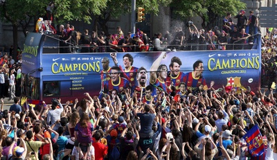 El autobús del Barcelona recorre las calles de la ciudad.