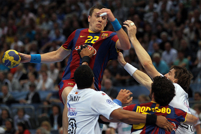 Rutenka se dispone a lanzar a portería ante la oposición de Dinart y Jurkiewicz.