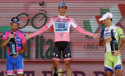 Contador, en el podio, entre Scarponi y Nibali.