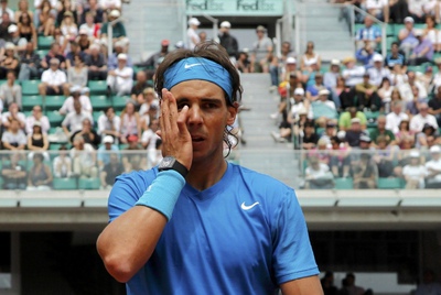 Rafael Nadal se toca la cara en el partido ante Ljubicic.