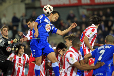 Miku intenta el remate de cabeza ante la oposición de los jugadores del Atlético en un partido de la Liga de la última temporada.