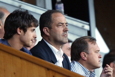 El dueño del Zaragoza, Agapito Iglesias, en el palco de la Romareda junto a Pablo Aimar en 2006.