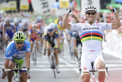 Thor Hushovd celebra su victoria en la cuarta etapa de la vuelta a Suiza.