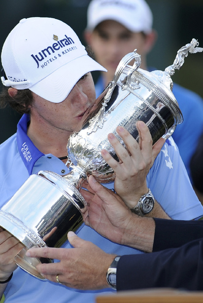 Rory McIlroy, tras recibir la copa que lo acredita como vencedor del torneo.