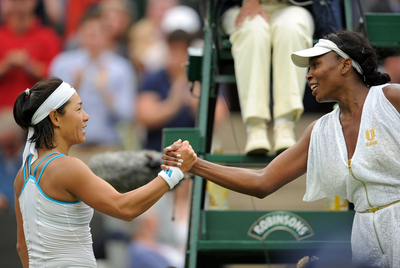 Venus Williams y Kimiko Date, tras el partido.