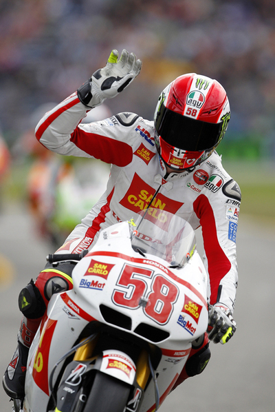 El italiano Simoncelli celebra su  pole  en el Gran Premio de Holanda.
