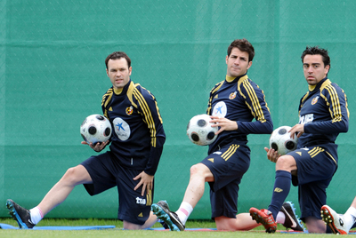 Xavi, Cesc e Iniesta estiran durante un entrenamiento de la selección española.