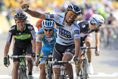 Alberto Contador cruza la meta de la cuarta etapa del Tour.