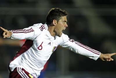 Gabriel Cichero, defensa de Venezuela, celebra el gol que ponía por delante a su selección frente a Chile.