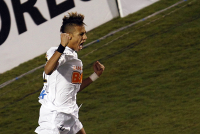 Neymar celebra un gol con el Santos.