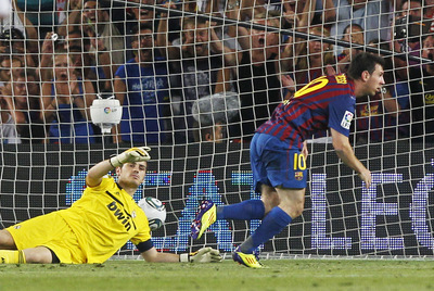 Messi bate a Casillas durante el partido de anoche.