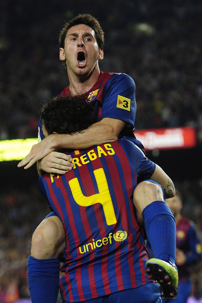 Cesc alza a Messi para celebrar el tercer tanto azulgrana.