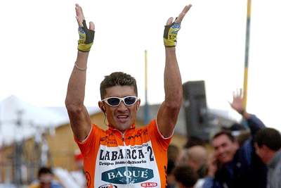 Félix Cárdenas celebra su victoria en Sierra Nevada en 2003.